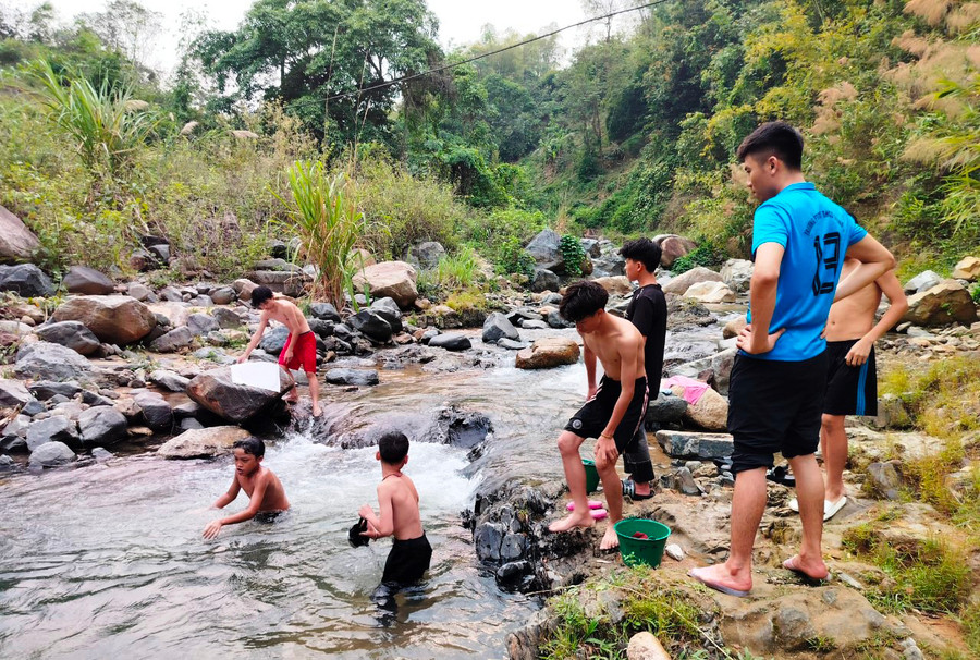 Học sinh Trường PTDTBT-THCS Trung Lý (Mường Lát, Thanh Hóa) phải ra tắm suối vì trong trường không đủ nước dùng. Ảnh: NTCC.