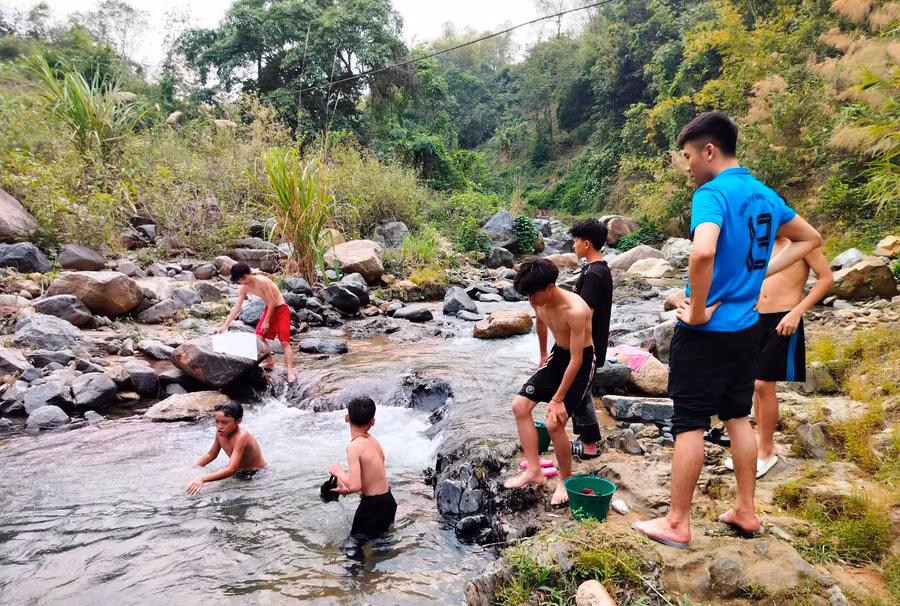 Học sinh Trường PTDTBT-THCS Trung Lý (Mường Lát, Thanh Hóa) phải ra tắm suối vì trong trường không đủ nước dùng. Ảnh: NTCC.