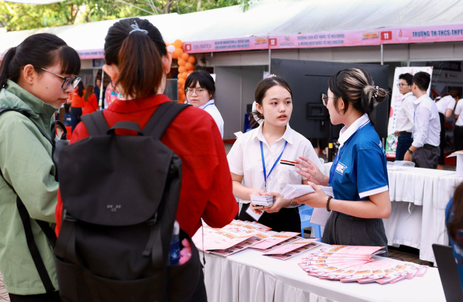 Sinh viên Trường Đại học Sư phạm TPHCM tại “Ngày hội việc làm 2024”, tháng 5/2024. Ảnh: Lê Nam Sinh viên Trường Đại học Sư phạm TPHCM tại “Ngày hội việc làm 2024”, tháng 5/2024. Ảnh: Lê Nam