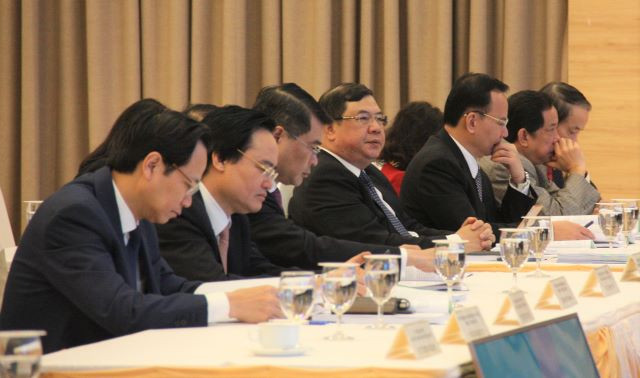 Bộ trưởng Bộ GD&ĐT Phùng Xuân Nhạ (thứ 2 từ trái sang) cùng lãnh đạo nhiều bộ, ngành tham dự hội nghị tại điểm cầu trung ương.