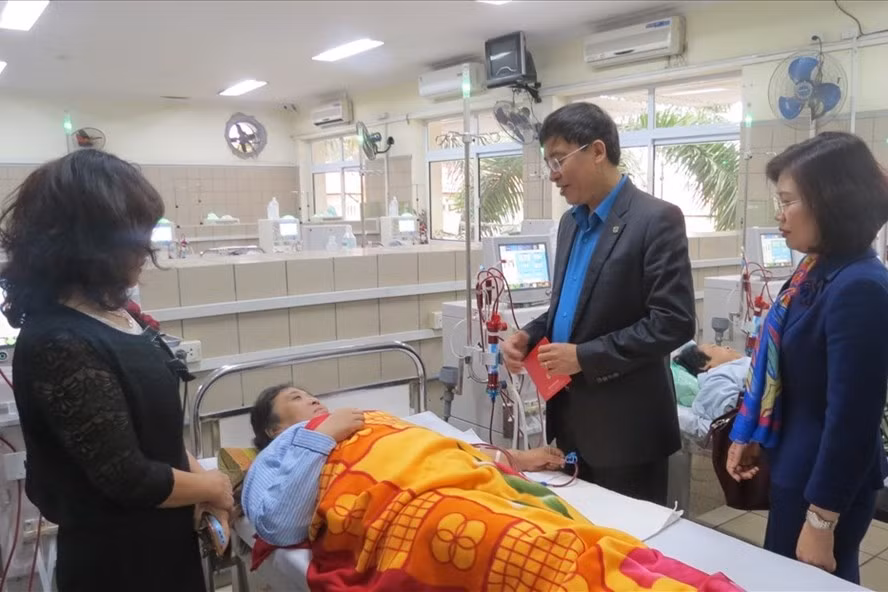 Ông Vũ Minh Đức - Chủ tịch CĐGD Việt Nam ân cần thăm hỏi sức khỏe và tặng quà cho bệnh nhân Trương Thị Thu - giáo viên Trường Tiểu học Trung Sơn (Lương Sơn, Hòa Bình) đang điều trị tại Bệnh viện Bạch Mai. Ảnh: CĐ