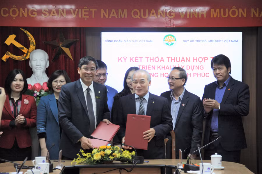 TS Nguyễn Vinh Hiển - Chủ tịch Hội đồng quản lý Quỹ Hỗ trợ đổi mới giáo dục phổ thông Việt Nam, TS Vũ Minh Đức - Chủ tịch Công đoàn Giáo dục Việt Nam - đại diện 2 đơn vị kí kết thỏa thuận hợp tác.