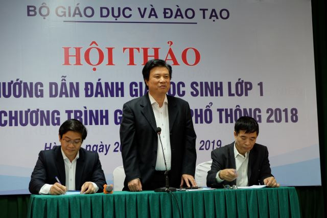 Ảnh từ trái sang phải: Ông Thái Văn Tài, Thứ trưởng Nguyễn Hữu Độ, ông Nguyễn Công Khanh chủ trì hội thảo.