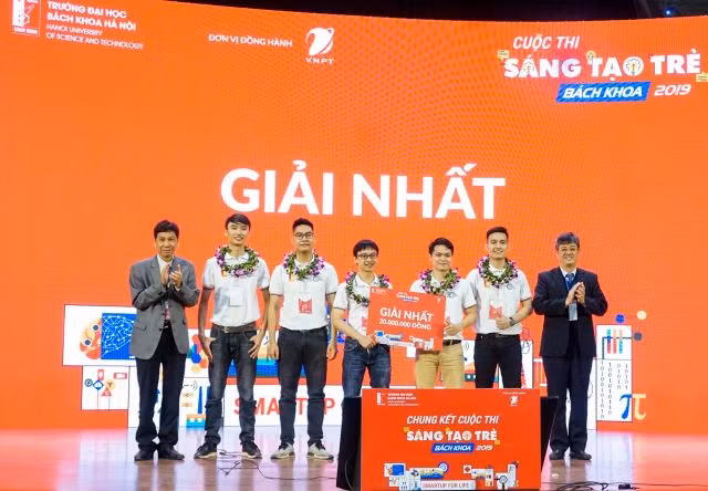 Đội giành giải Nhất Sáng tạo trẻ Bách khoa 2019.