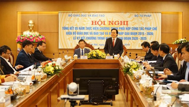 Bộ trưởng Bộ GD&ĐT Phùng Xuân Nhạ và Bộ trưởng Bộ Tư pháp Lê Thành Long chủ trì Hội nghị.