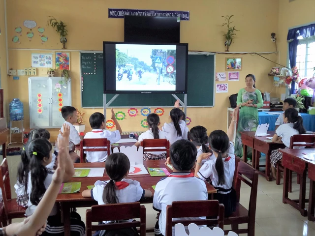 Tiết học tìm hiểu “Biển báo hiệu đường bộ” Lớp 4/1 Trường Tiểu học An Thạnh 2 (Đồng Tháp).