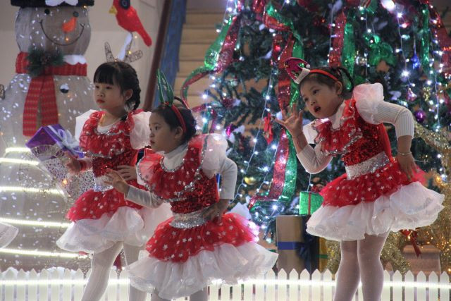 Tiết mục múa sôi động của các bé Trường mầm non May. Tiết mục múa sôi động của các bé Trường mầm non May.