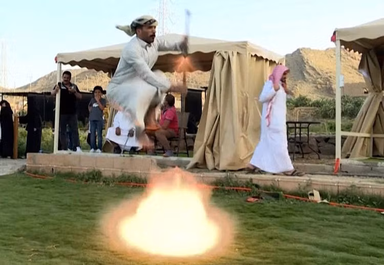 Điệu múa truyền thống của những người đàn ông Ả Rập Xê Út.