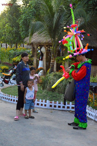 Ngam duong hoa Binh Duong voi ban sac nhung lang nghe - Anh 12