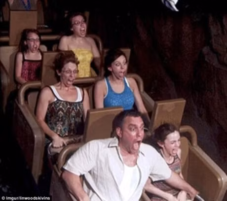 Bieu cam hai huoc cua hanh khach khi di tau luon sieu toc - Anh 7