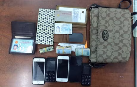 Trinh sat mat phuc bat 3 phu nu moc tui o duong hoa Nguyen Hue - Anh 2