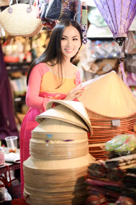 Em gai Cam Ly ve nuoc, cung me di mua sam Tet - Anh 6