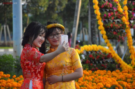 Ngam duong hoa Binh Duong voi ban sac nhung lang nghe - Anh 4