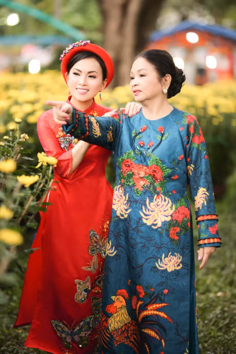 Em gai Cam Ly ve nuoc, cung me di mua sam Tet - Anh 1