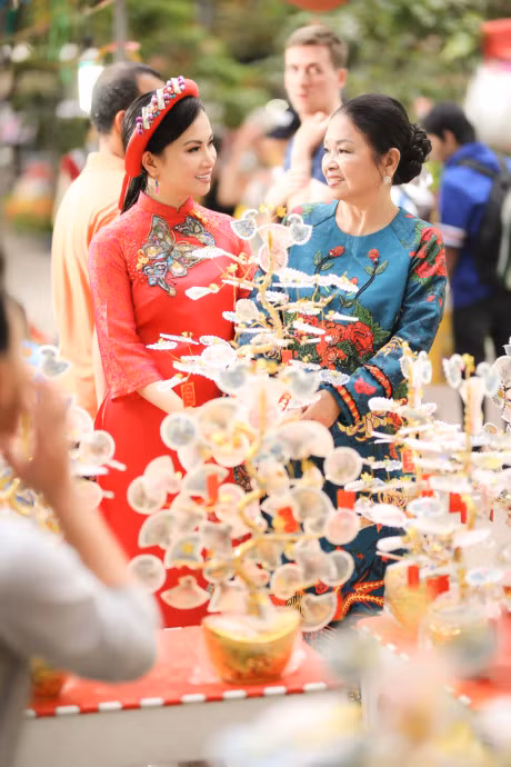 Em gai Cam Ly ve nuoc, cung me di mua sam Tet - Anh 4