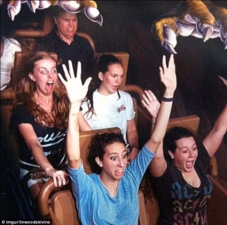 Bieu cam hai huoc cua hanh khach khi di tau luon sieu toc - Anh 9