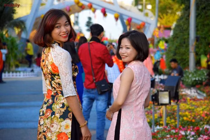 Ngắm đường hoa Bình Dương với bản sắc những làng nghề