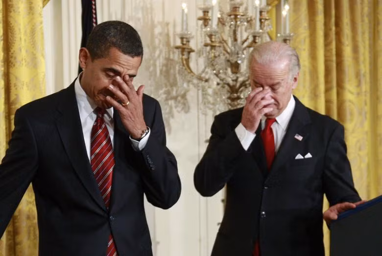 Barack Obama và Joe Biden chụp ảnh chung trên sân khấu trước khi Obama ký sắc lệnh điều hành của Lực lượng Đặc nhiệm Gia đình Lao động Trung lưu tại Phòng phía Đông của Nhà Trắng ở Washington, ngày 30 tháng 1 năm 2009. REUTERS/Jason Reed.