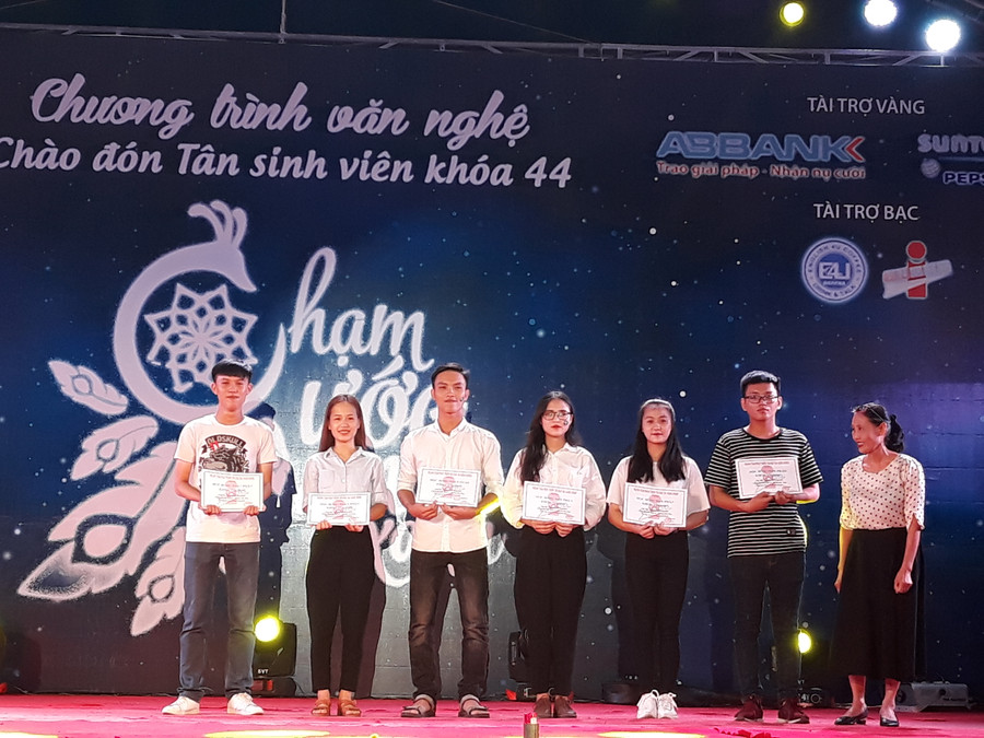 Các đơn vị, doanh nghiệp đồng hành cùng chương trình trao thưởng cho tân sinh viên xuất sắc