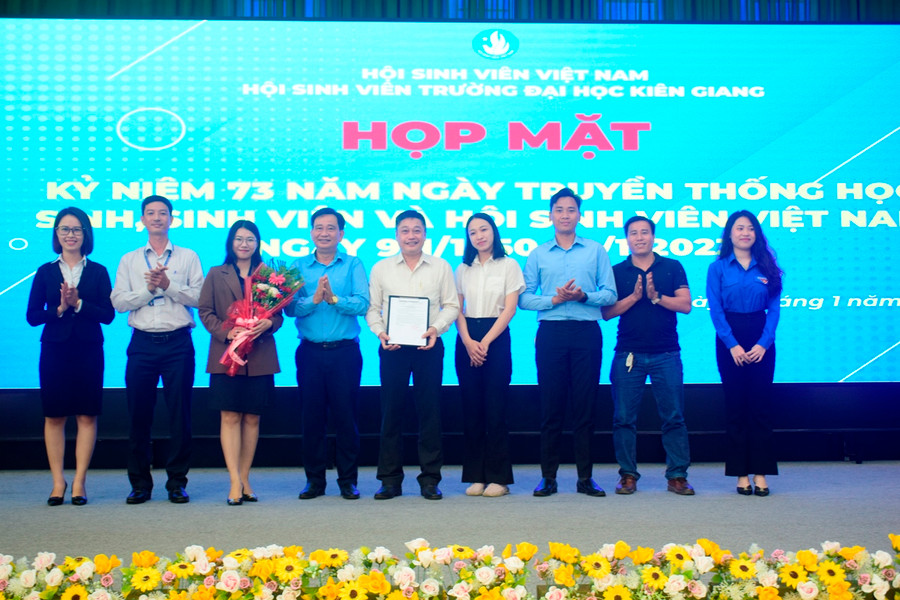 Trao quyết định thành lập Ban vận động Hội Cựu sinh viên Trường ĐH Kiên Giang. Trao quyết định thành lập Ban vận động Hội Cựu sinh viên Trường ĐH Kiên Giang.