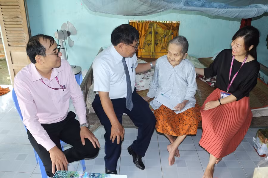 Thăm, tặng quà cho Mẹ Nguyễn Thị Ba.