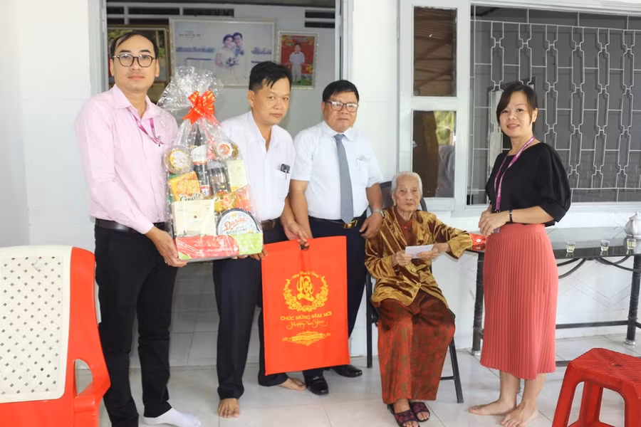 Đoàn công tác Trường ĐH Cửu Long thăm, tặng quà Mẹ Đặng Thị Nhung.