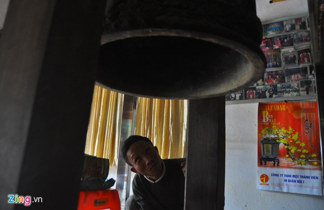 Người dân trong làng và các địa phương lân cận tò mò tới chiêm ngưỡng vẻ đẹp của hiện vật này. Chuông cổ khắc voi chiến, rồng phục bất ngờ phát lộ