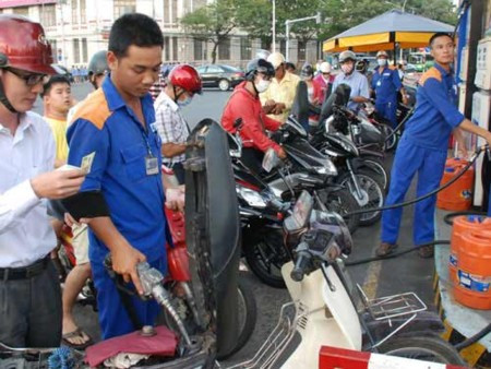 Kịp thời điều chỉnh thuế nhập khẩu và giá bán lẻ xăng dầu 