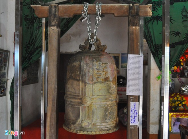 Ông Đặng Xuân Hậu, Trưởng thôn Nhân Vũ, xã Nguyễn Trãi (Ân Thi, Hưng Yên) cho hay 15h ngày 18/1, hai người đàn ông ở địa phương khác dùng máy dò kim loại quanh bờ ruộng thuộc khu di tích Đền bà chúa Ngọc Chi đã phát hiện chiếc chuông đồng lớn. Chuông cổ khắc voi chiến, rồng phục bất ngờ phát lộ