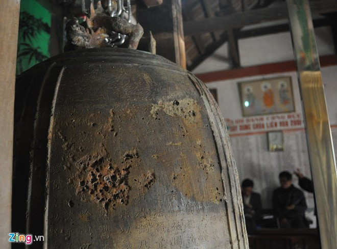 Khi khai quật, chiếc chuông nằm ngang dưới lớp đất ruộng. Nhiều người đoán là quả bom lớn và đề nghị công an xã, lực lượng công binh địa phương xuống hiện trường khóa kíp, tìm cách đưa hiện vật lên an toàn. Tuy nhiên, khi đào rộng phần đất xung quanh phát hiện đây là chiếc chuông đồng có kích thước lớn, ông Hậu cùng hàng chục trai tráng trong làng đưa về chùa Liên Hoa gần đó. Chuông cổ khắc voi chiến, rồng phục bất ngờ phát lộ