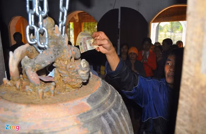 Chuông cổ khắc voi chiến, rồng phục bất ngờ phát lộ