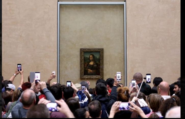 Nàng Mona Lisa của danh họa Leonardo da Vinci được treo trong bảo tàng Louvre.