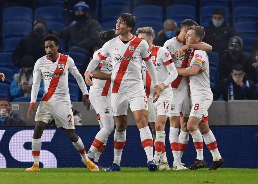 Đội khách Southampton rời sân Amex với 3 điểm trọn vẹn.