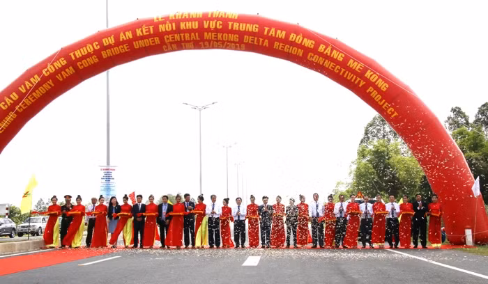 Lãnh đạo Bộ GTVT cùng lãnh đạo tỉnh Đồng Tháp và TP Cần Thơ cắt băng khánh thành thông xe cầu Vàm Cống