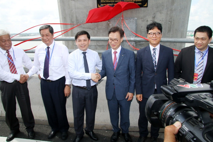 Lãnh đạo Bộ GTVT cùng lãnh đạo tỉnh Đồng Tháp, TP Cần Thơ và đối tác Hàn Quốc chụp hình lưu niệm tại cầu Vàm Cống