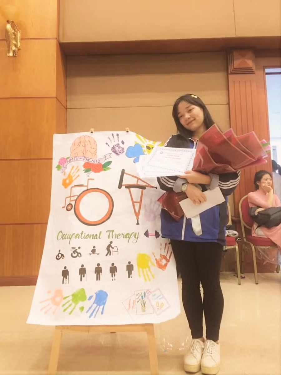 “Em đã biết thêm được rất nhiều điều về Khoa cũng như ngành HĐTL, học hỏi từ các anh chị khóa trên, xây dựng hành trang cho tương lai sắp tới.” (Phạm Thị Thu Hằng, sinh viên năm 2, K12, khoa PHCN).