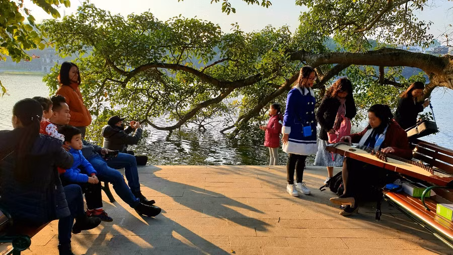 Những giây phút lãng mạn thường thấy bên hồ Hoàn Kiếm.