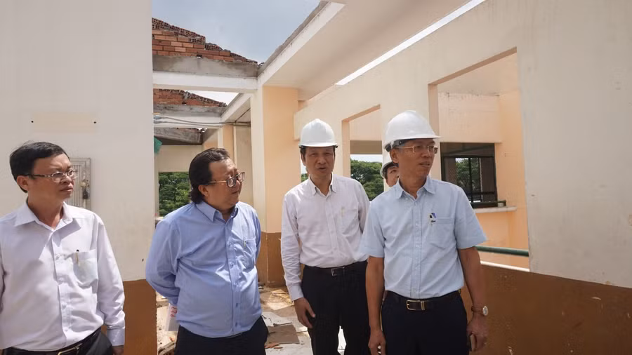 Phỏ Chủ tịch UBND TP.HCM Võ Văn Hoan (bìa phải) cùng các đơn vị liên quan kiểm tra các phòng học của Trường Bình Phú sau sự cố giông lốc