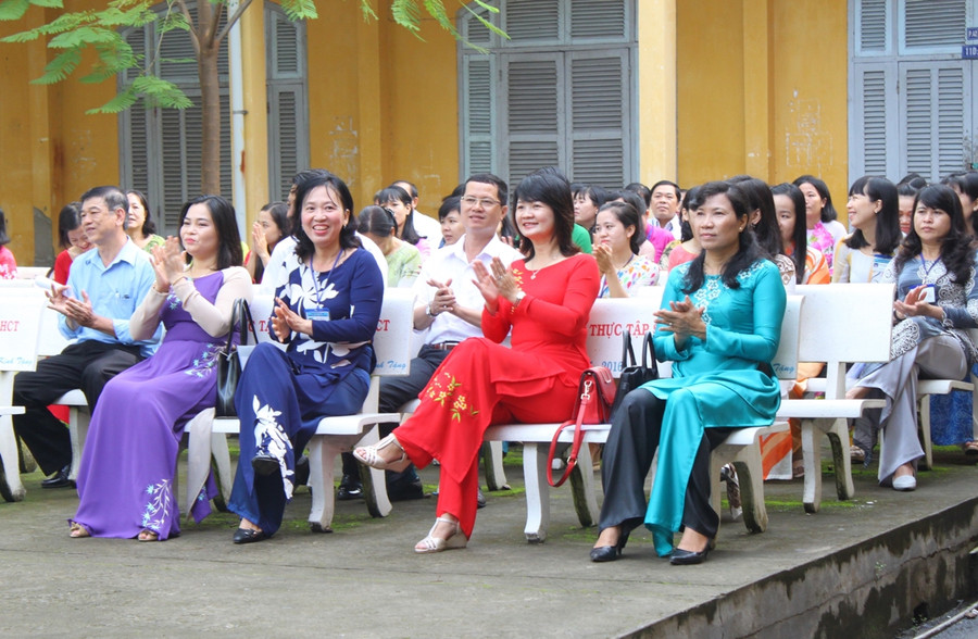 Trao tặng áo dài nhân dịp lễ chào cờ đầu tuần