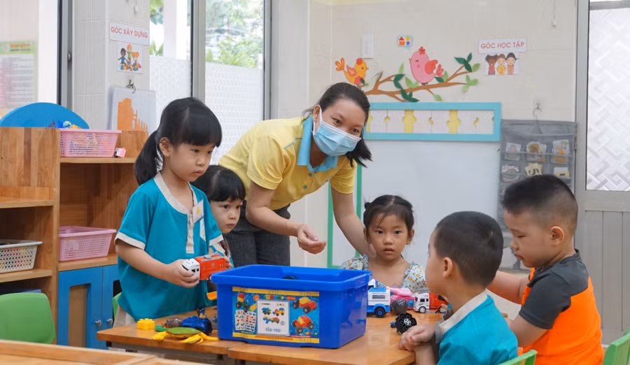 Giáo viên Trường Mầm non Bé Ngoan, Quận 1, TPHCM đang trông, dạy trẻ. Ảnh: Mạnh Tùng