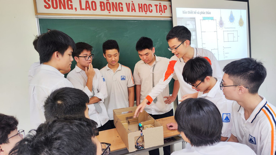 Học sinh Trường THPT Chuyên Hà Nội - Amsterdam thử nghiệm sản phẩm ngôi nhà thông minh. Ảnh: GVCC Học sinh Trường THPT Chuyên Hà Nội - Amsterdam thử nghiệm sản phẩm ngôi nhà thông minh. Ảnh: GVCC