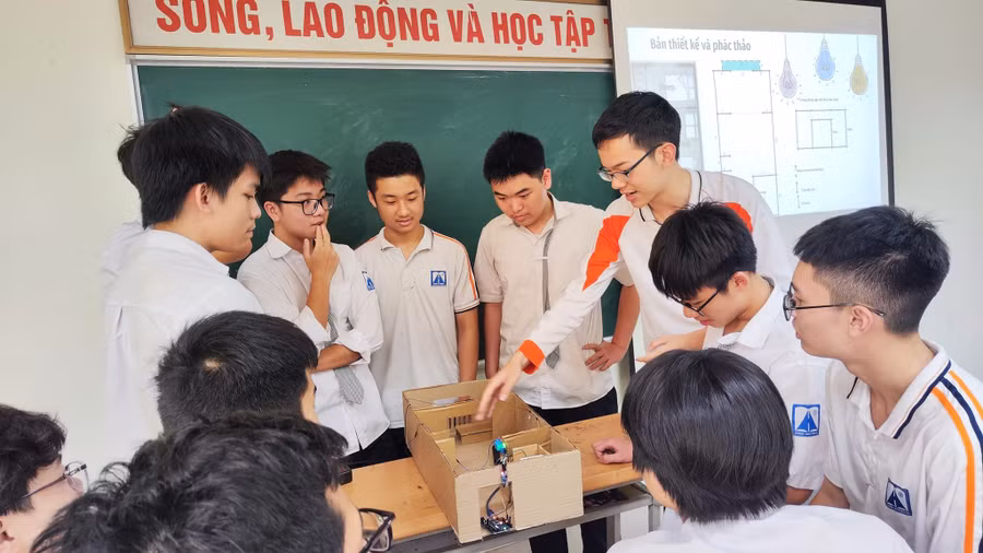 Học sinh Trường THPT Chuyên Hà Nội - Amsterdam thử nghiệm sản phẩm ngôi nhà thông minh. Ảnh: GVCC
