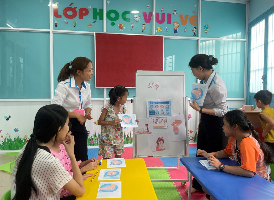 “Lớp học vui vẻ” luôn đầy ắp tiếng cười. Ảnh: Hồ Phúc