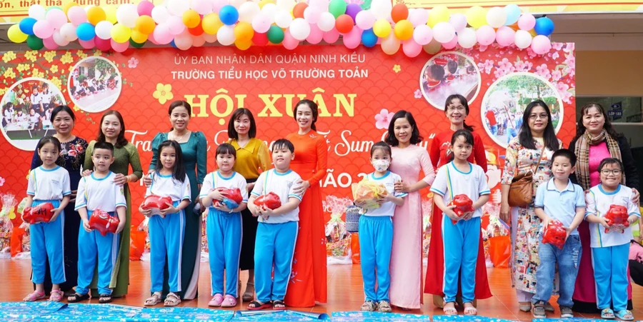 Cô trò Trường Tiểu học Võ Trường Toản (quận Ninh Kiều, TP Cần Thơ). Ảnh: NTCC