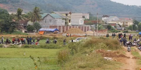 Thi thể người đàn ông chết trên ruộng rau muống