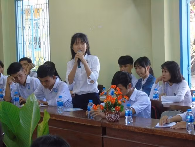 HS Trường THPT Châu Thành 2 (Đồng Tháp) đối thoại với lãnh đạo trường.