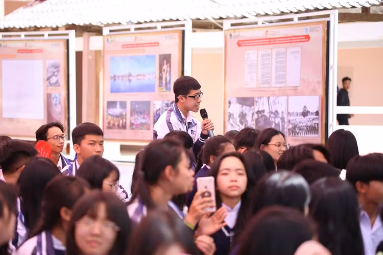 Học sinh Trường THPT Bùi Thị Xuân – Đà Lạt giao lưu về mộc bản triều Nguyễn thông qua trưng bày thực tế ảo. Ảnh - TTLTQG IV.