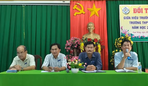 Đối thoại giữa lãnh đạo nhà trường với học sinh Trường THPT Tràm Chim, huyện Tam Nông (Đồng Tháp).