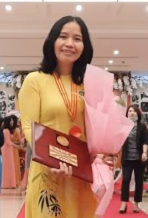 Cô Ngô Song Đào nhận giải thưởng Phụ nữ Việt Nam năm 2020.