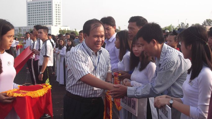 Giám đốc Sở GD&ĐT Cà Mau Nguyễn Minh Luân trao cờ lưu niệm cho các trưởng đoàn